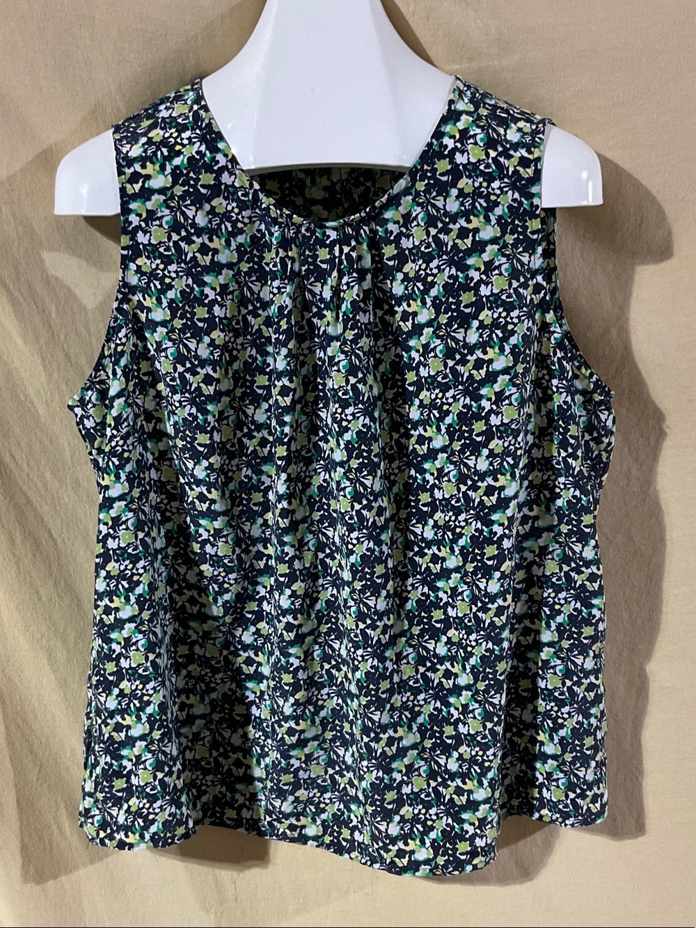 CJ Banks Size 1X Navy Floral Pleated Sleeveless Blouse